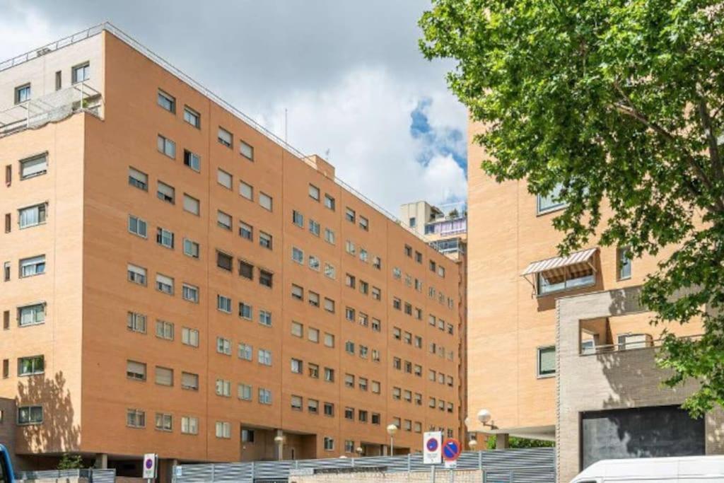 Impresionante Apartamento De 4 Dormitorios 3 Banos Y 2 Plazas De Garaje マドリード エクステリア 写真